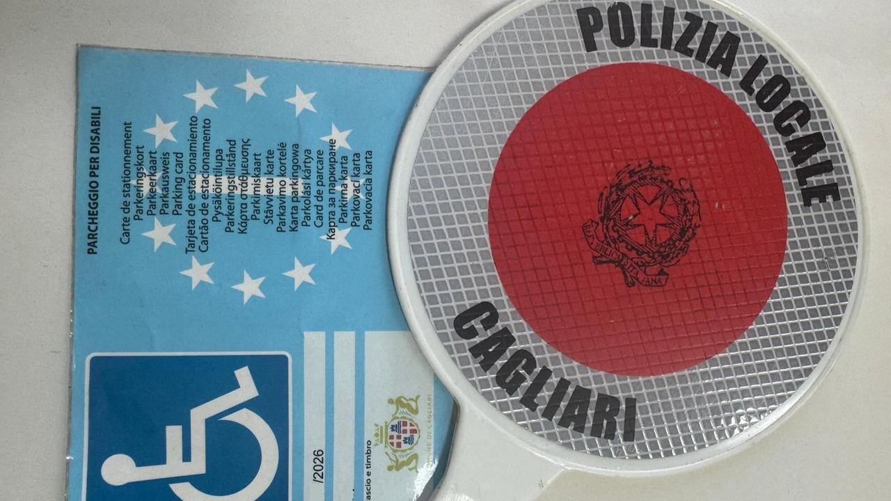 Finge di aver smarrito il pass invalidi per ottenere il duplicato e usarlo su due auto: denunciato