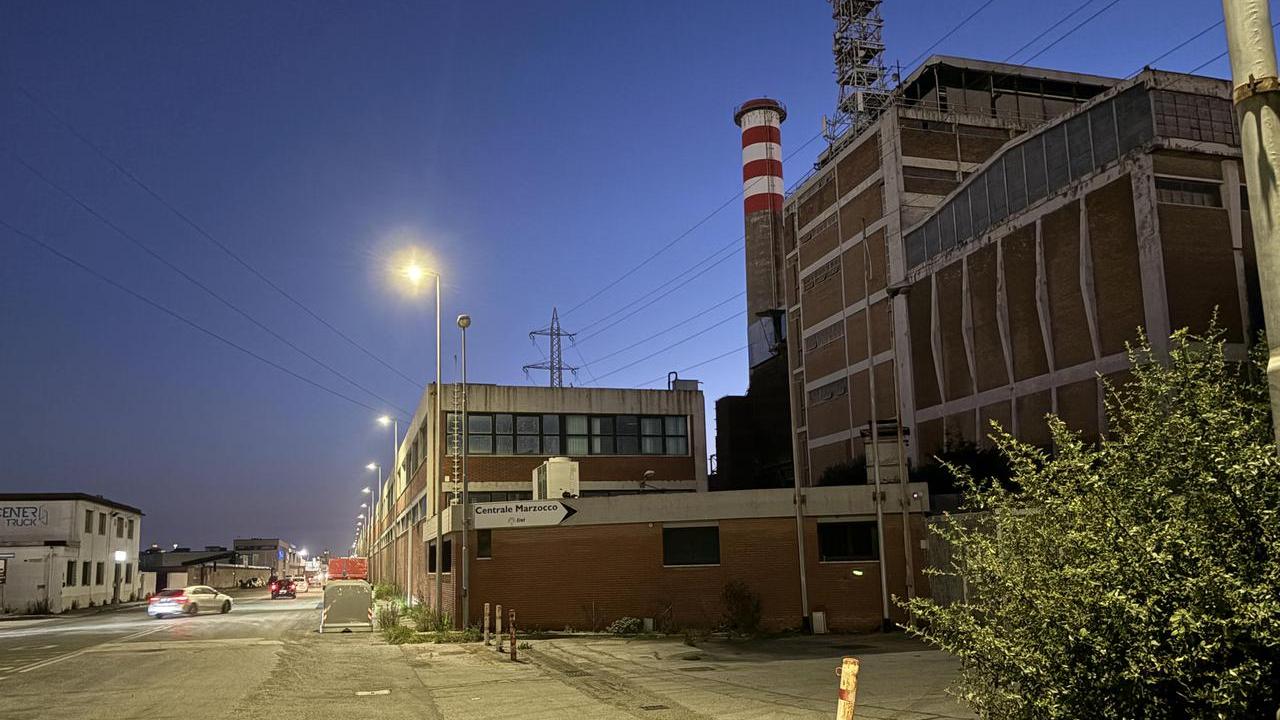L'uomo stava lavorando in un'area adiacente a quella dell'ex centrale Enel Marzocco in via Salvatore Orlando (foto Stick)