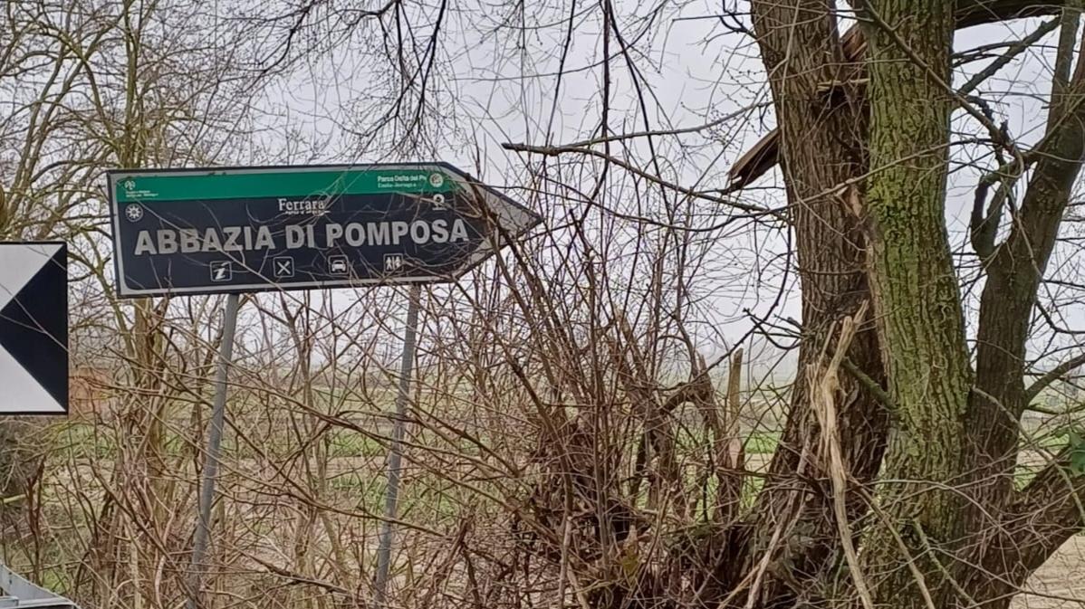 Pomposa, l’Abbazia compie 1000 anni ma i cartelli per raggiungerla sono illeggibili o nascosti