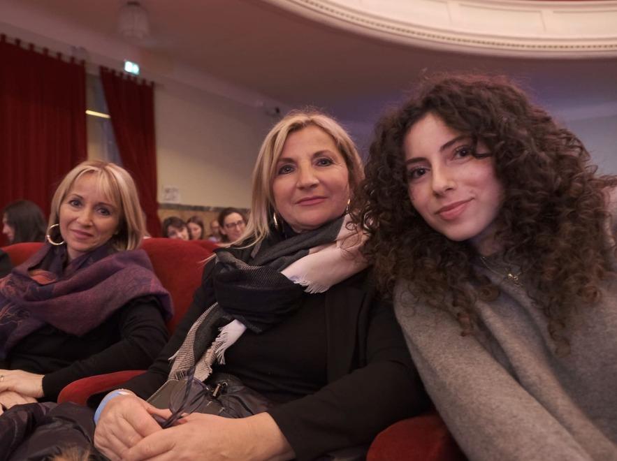 Sanremo 2026, il divano più grande è al teatro Carani di Sassuolo: tutto esaurito