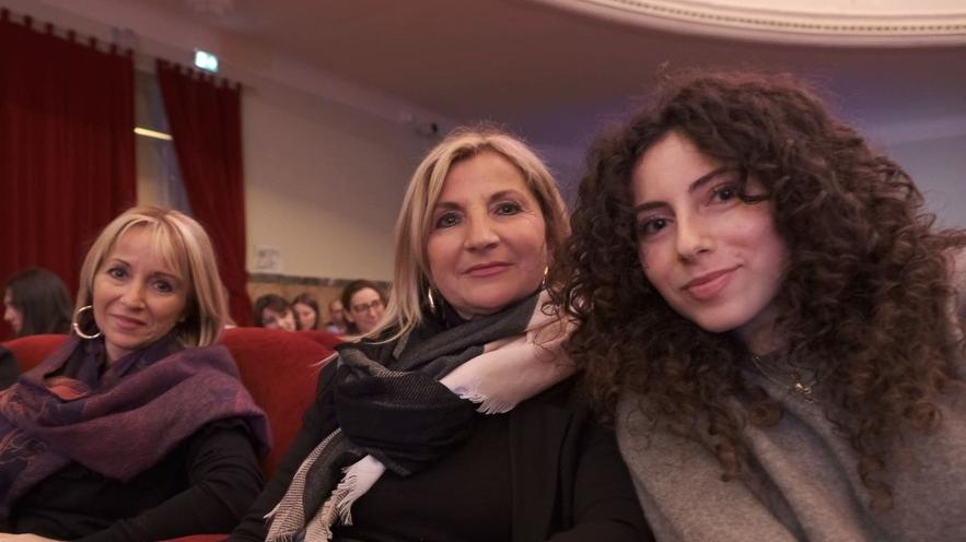 Sanremo 2026, il divano più grande è al teatro Carani di Sassuolo: tutto esaurito