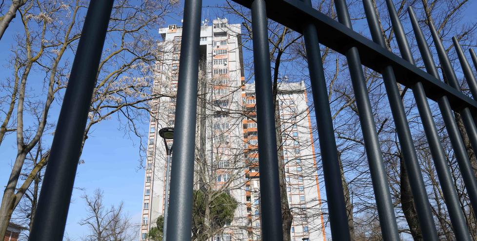 Ferrara, il Grattacielo abbandonato: «Rischio di bomba biologica»