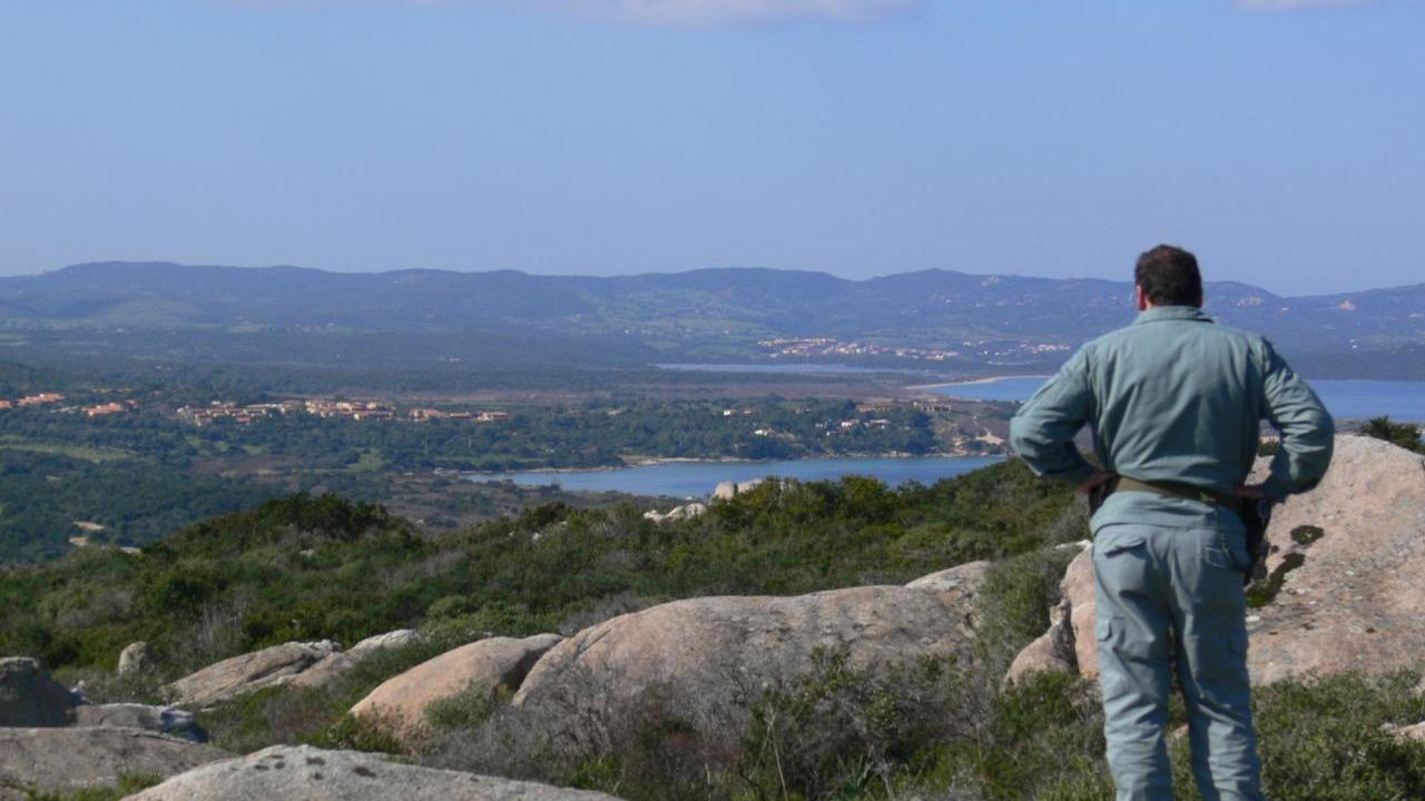 .
palau - porto pollo. L'area sequestrata dal Corpo forestale su ordine della Procura di Tempio si trova nel territorio comunale di Palau e si estende per oltre cento ettari