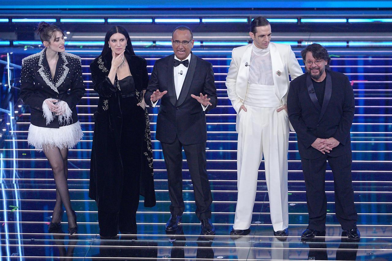 
	Carlo Conti con i co-conduttori della seconda serata

