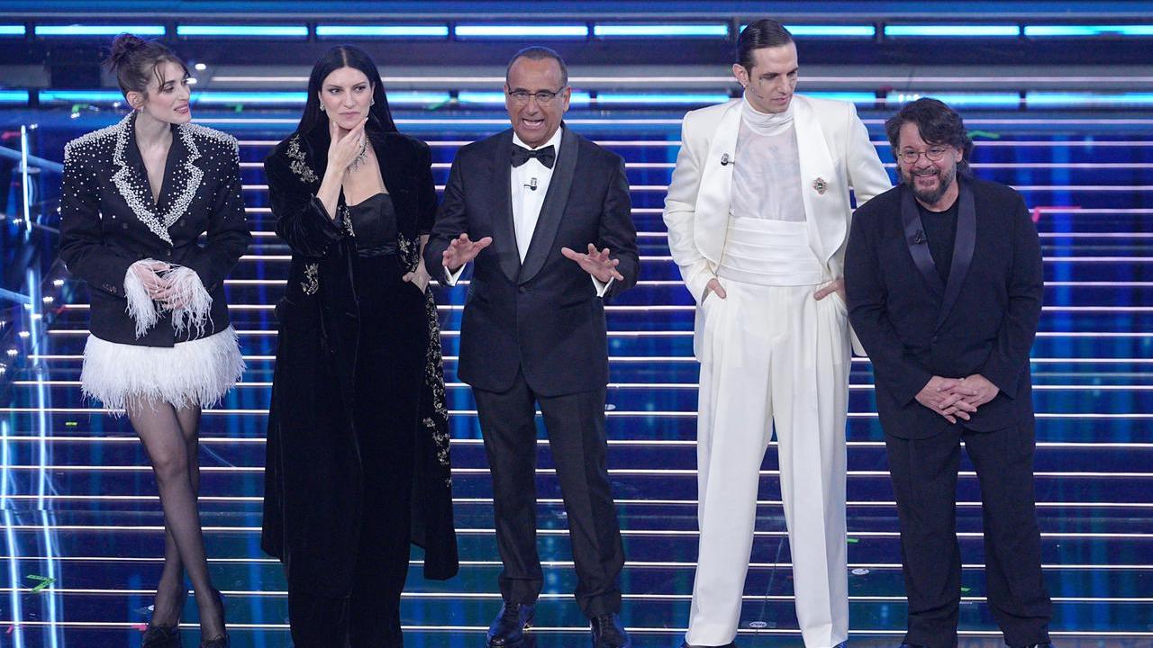 Carlo Conti con i co-conduttori della seconda serata