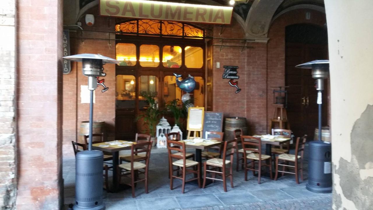 Tenta la rapina armato di coltello nella salumoteca "Bruno Parrucca" a Scandiano: il titolare reagisce e lo mette in fuga