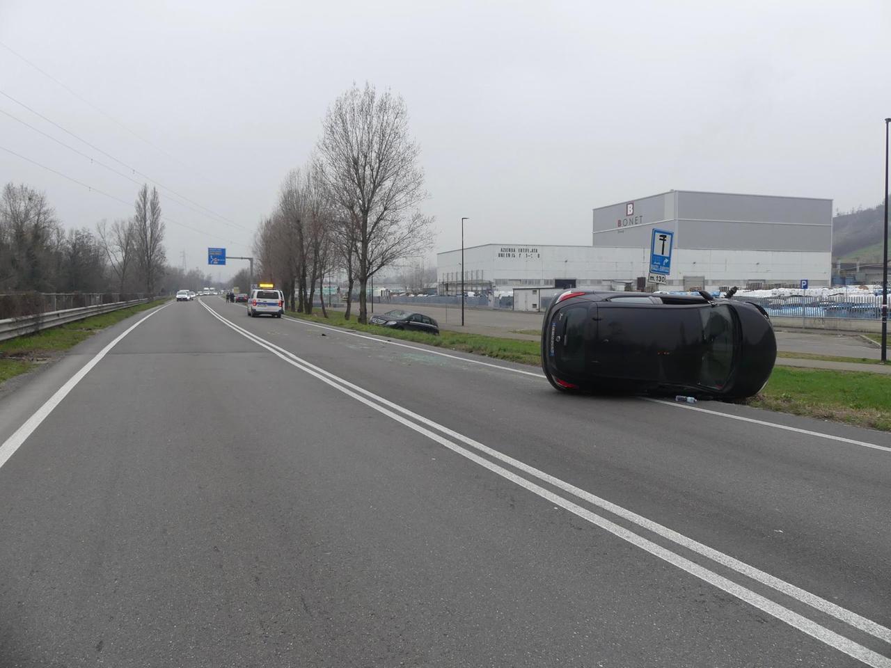Scontro tra due auto a Casalgrande, due persone portate in ospedale