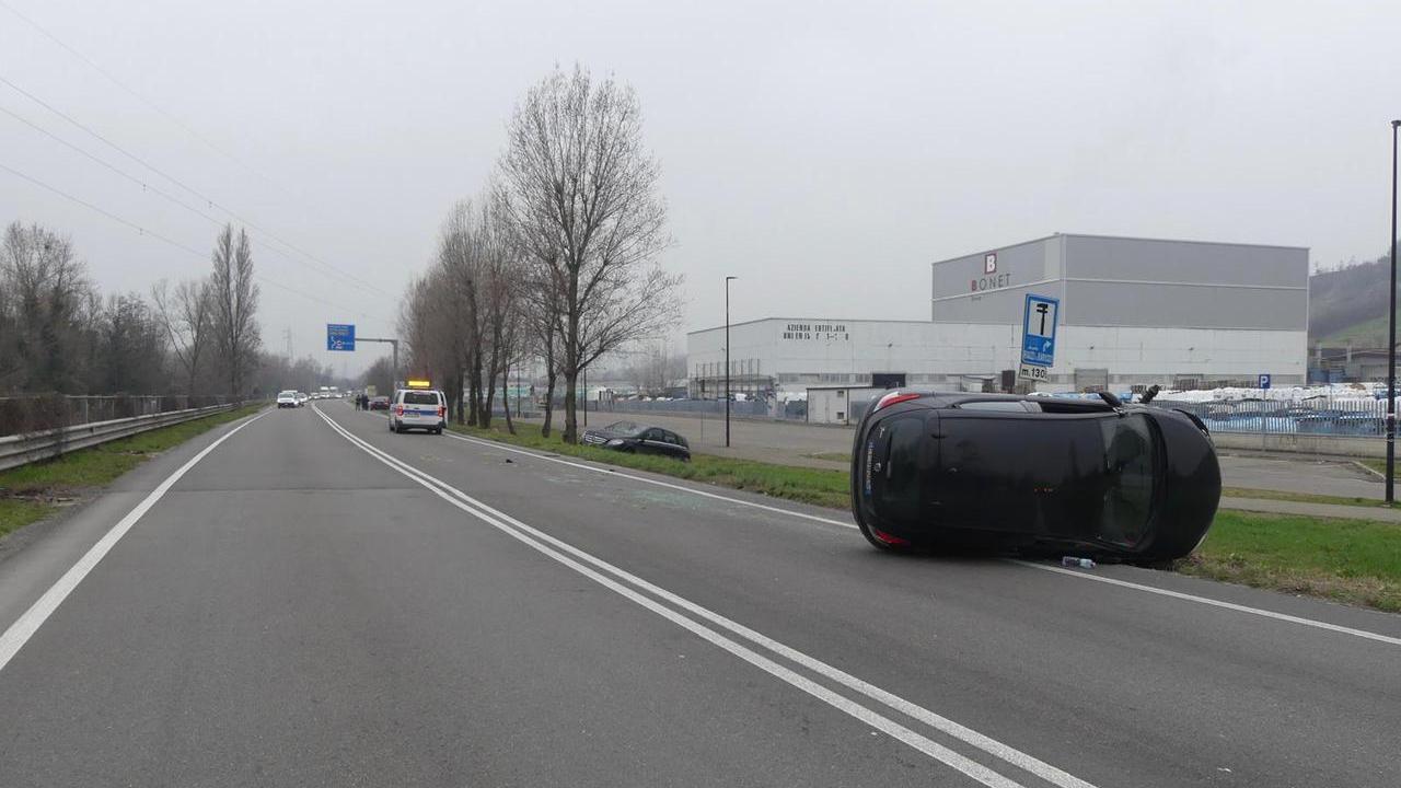 Scontro tra due auto a Casalgrande, due persone portate in ospedale
