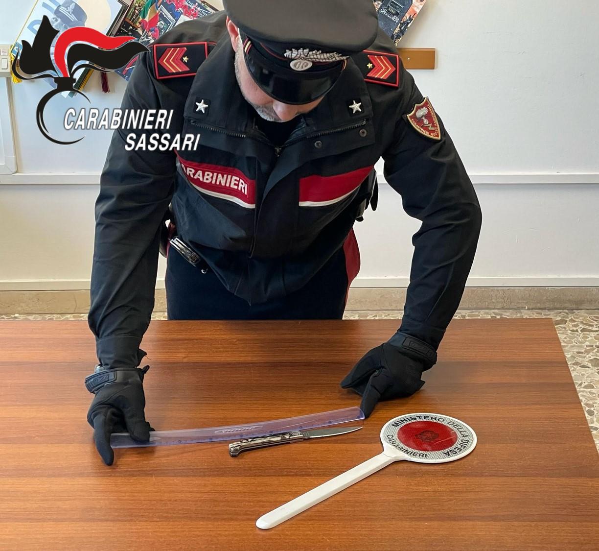 Minacciava i passanti con un coltello: arrestato un uomo a Porto Torres