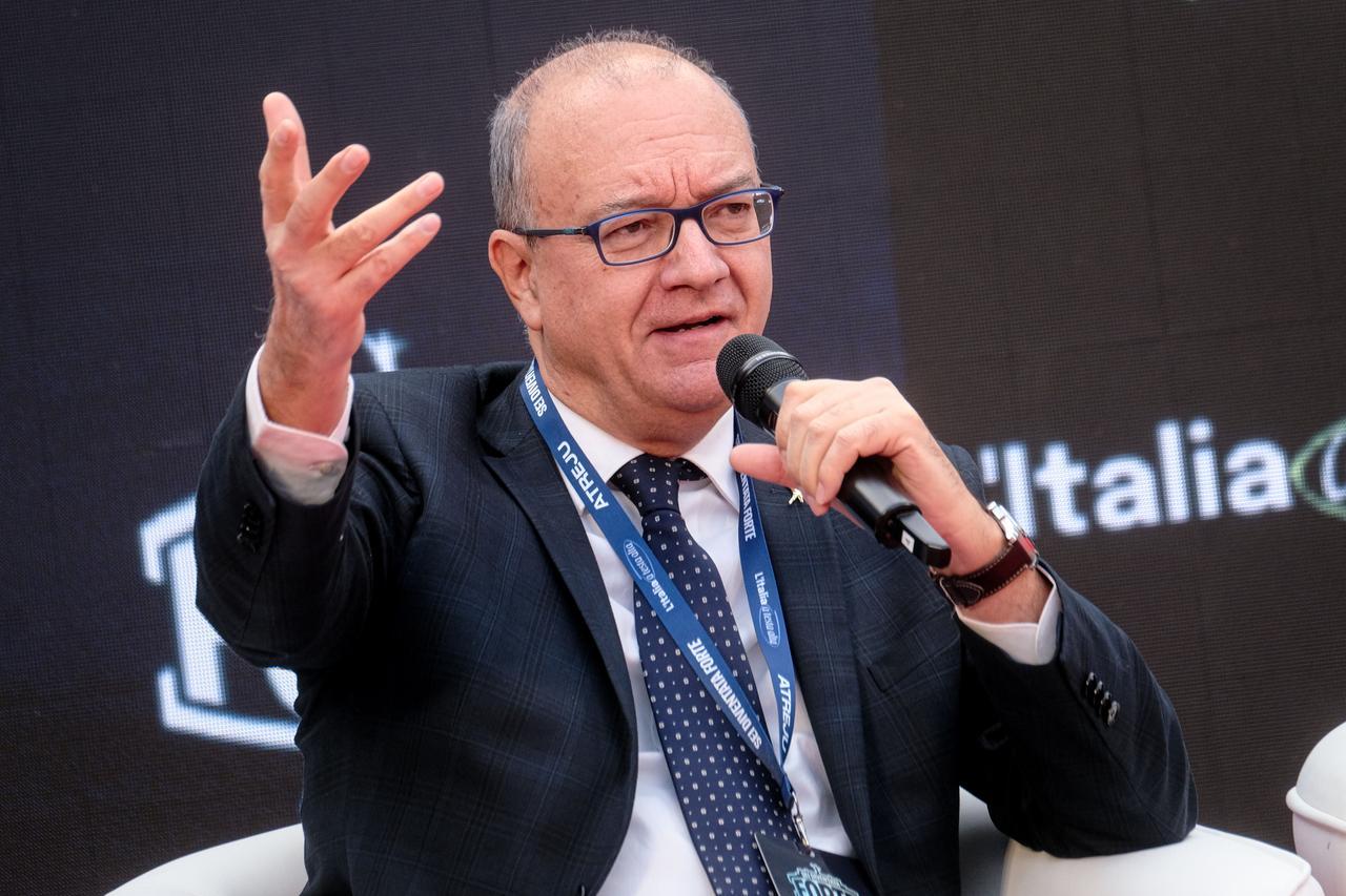 Bufera sulla circolare del ministro Valditara: «Gli studenti puliscano la classe prima di andare via»