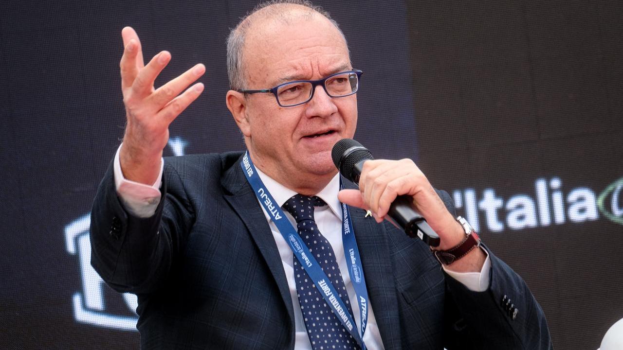 Bufera sulla circolare del ministro Valditara: «Gli studenti puliscano la classe prima di andare via»