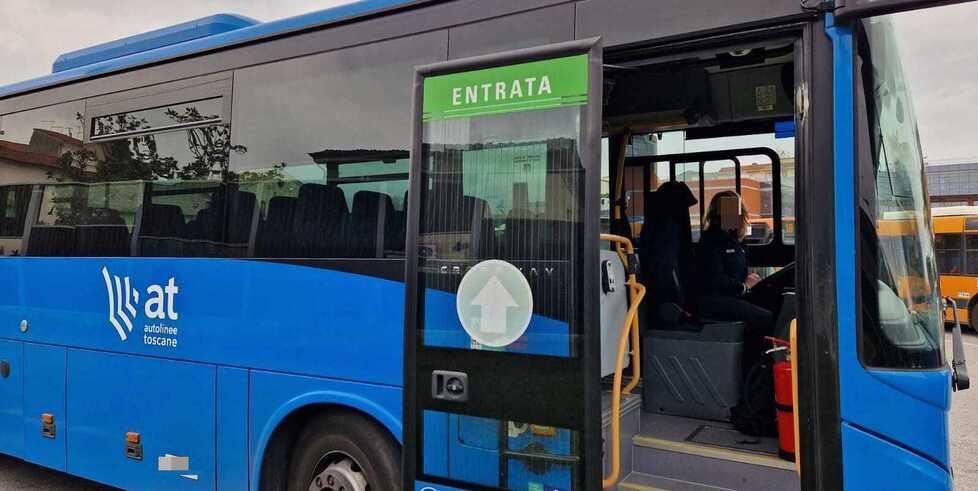 Forte dei Marmi, l’autista si ferma a vedere un video e gli alunni arrivano tardi a scuola<br type="_moz" />
