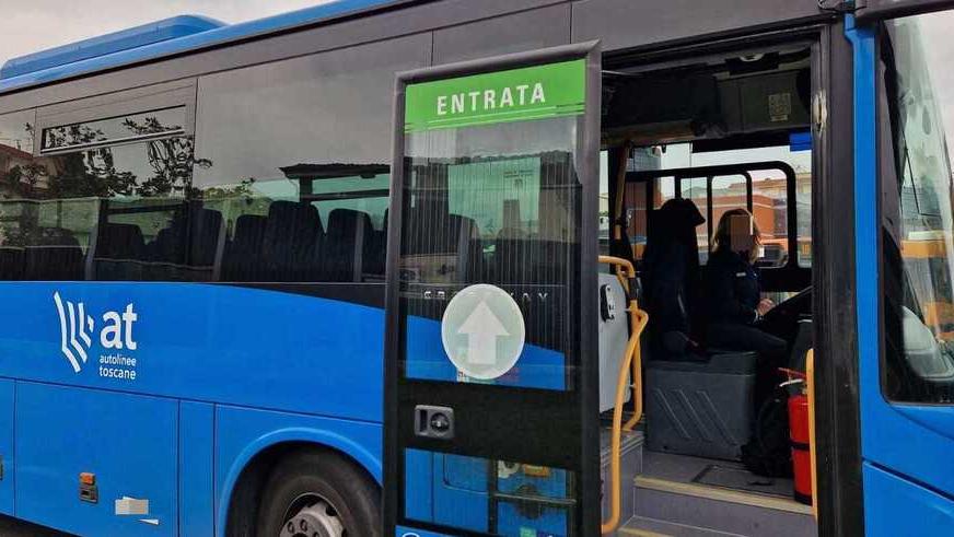 Forte dei Marmi, l’autista si ferma a vedere un video e gli alunni arrivano tardi a scuola<br type="_moz" />