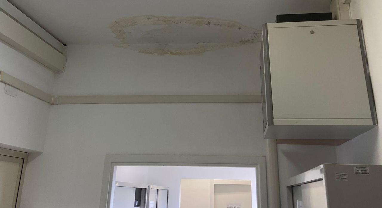 La Diabetologia di Nuoro cade a pezzi, la denuncia dei pazienti: «Ambulatori pericolosi»