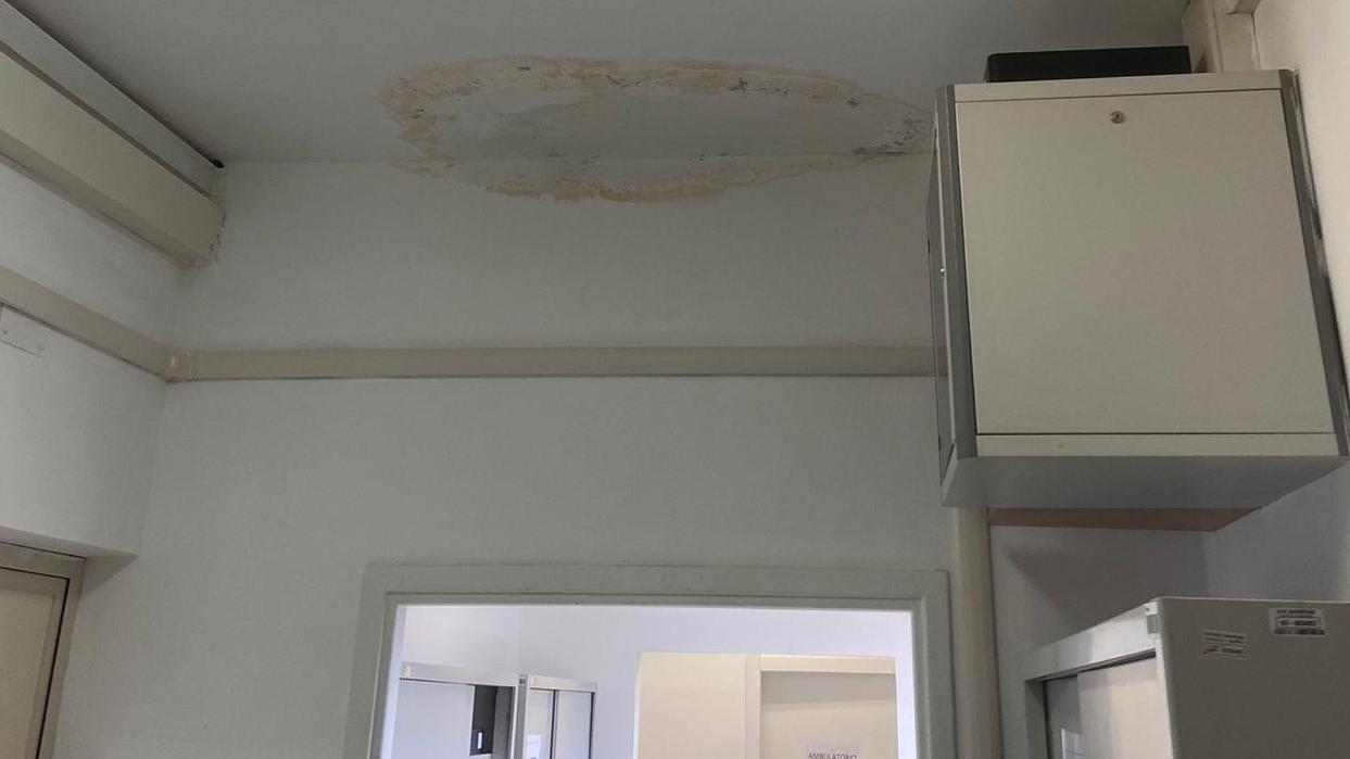 La Diabetologia di Nuoro cade a pezzi, la denuncia dei pazienti: «Ambulatori pericolosi»