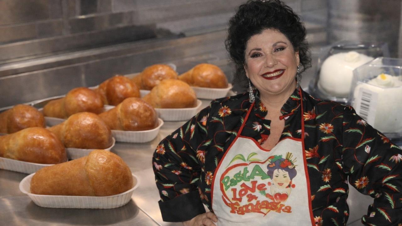 Il Festival a tavola: dalla pizza con l’ananas di J Ax del 2026 al “babà è una cosa seria” di Marisa Laurito