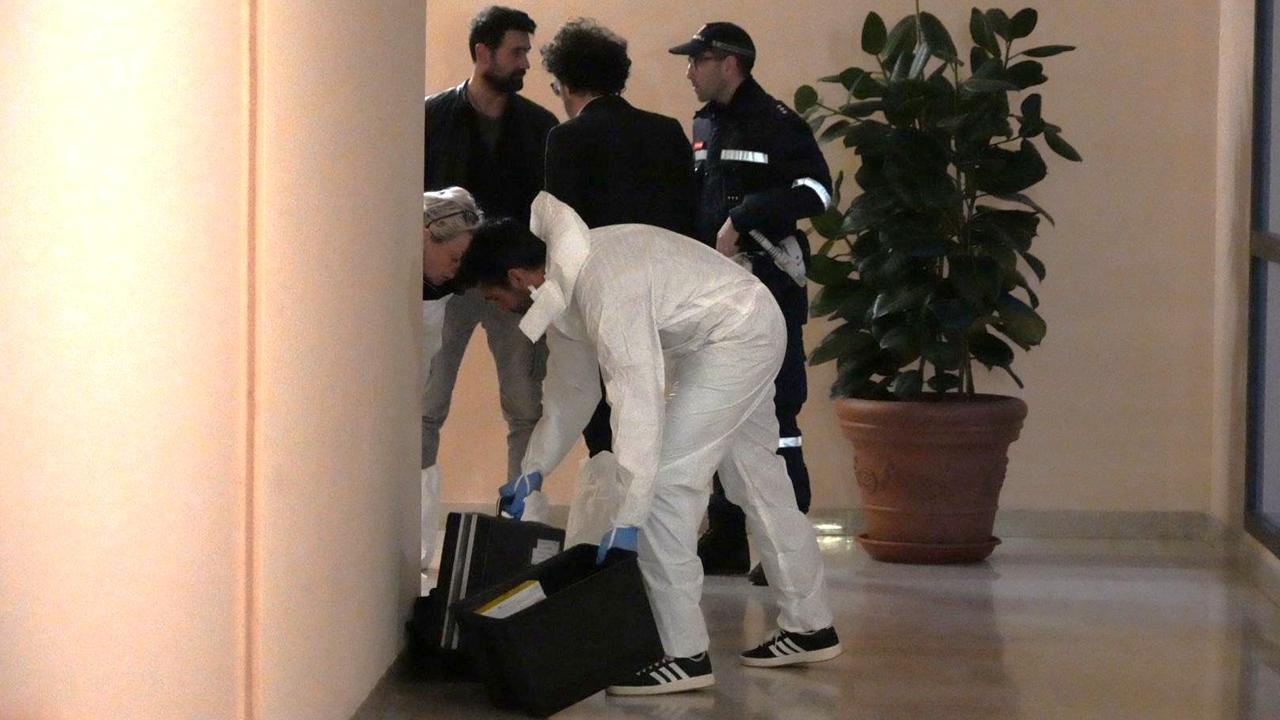 
	La Scientifica sul luogo del delitto (Foto stick)

