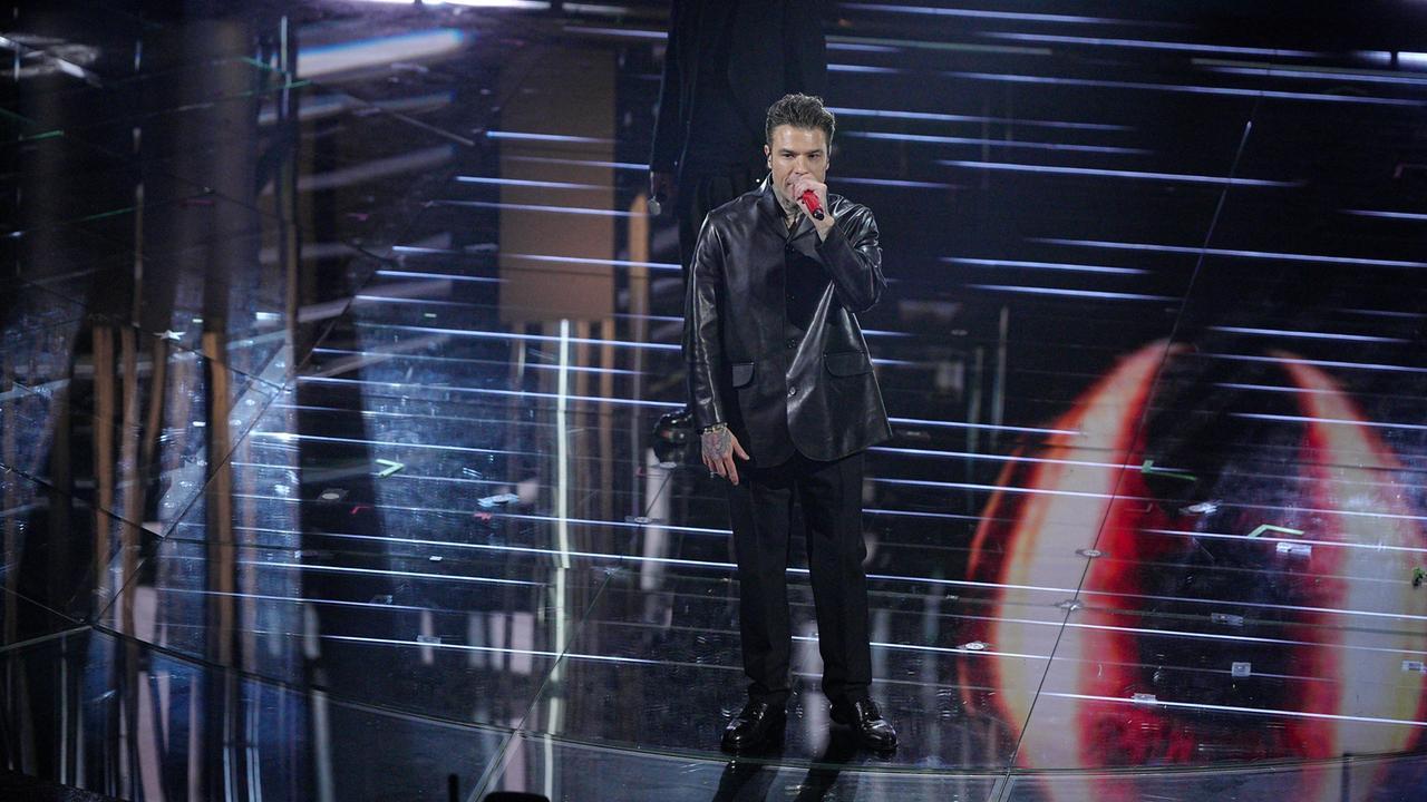 Sanremo 2026, Fedez nella bufera: «Promuove dispositivi per fumare». L’attacco di Selvaggia Lucarelli