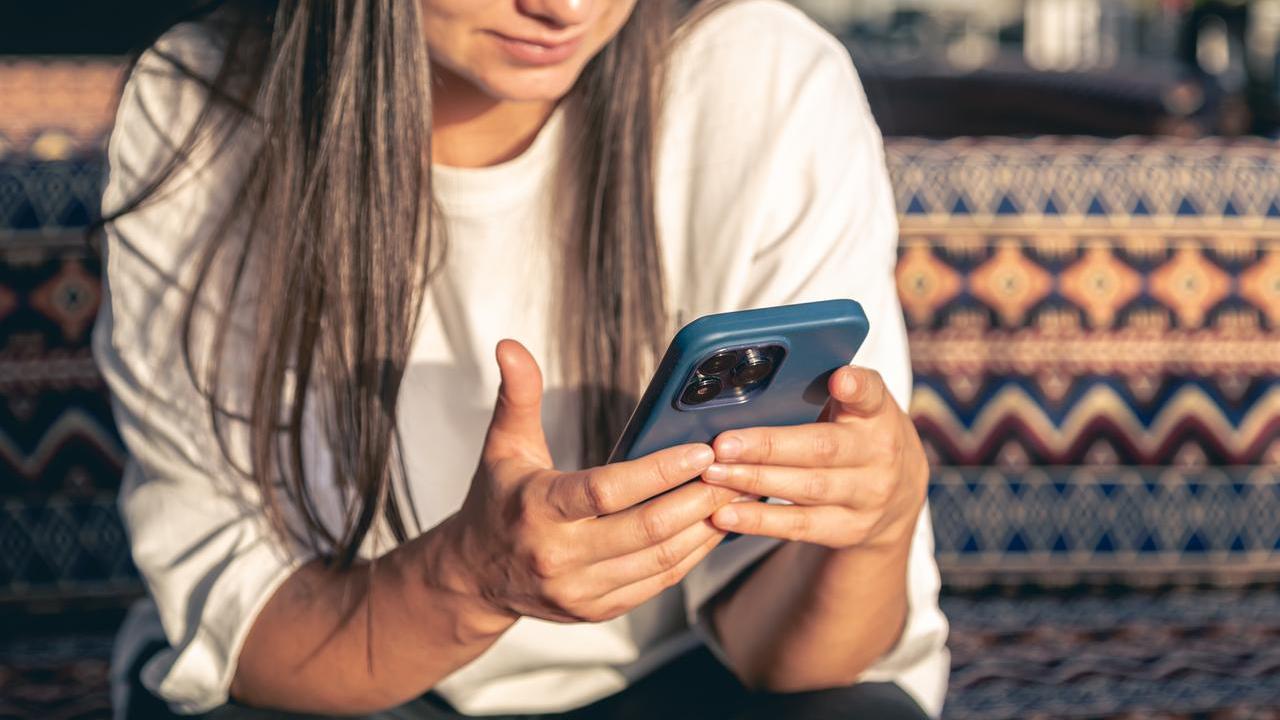 Ferrara, adescato su Tinder e derubato: condannata una 21enne