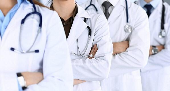 Specializzandi, la rivolta continua: «Turni da 13 ore per 5 euro all’ora»