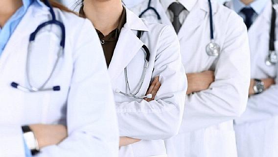 Specializzandi, la rivolta continua: «Turni da 13 ore per 5 euro all’ora»