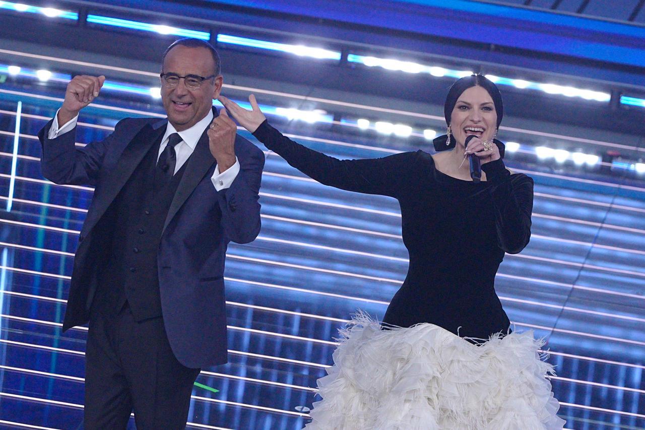 Sanremo 2026, terza serata: nelle nuove proposte vince Nicolò Filippucci. Si parte con i big – I retroscena dalla diretta