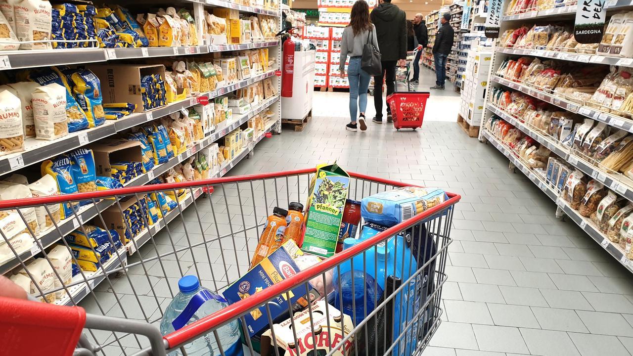 Con il carrello in bagno per rubare 90 euro di spesa: arrestato a Sassari