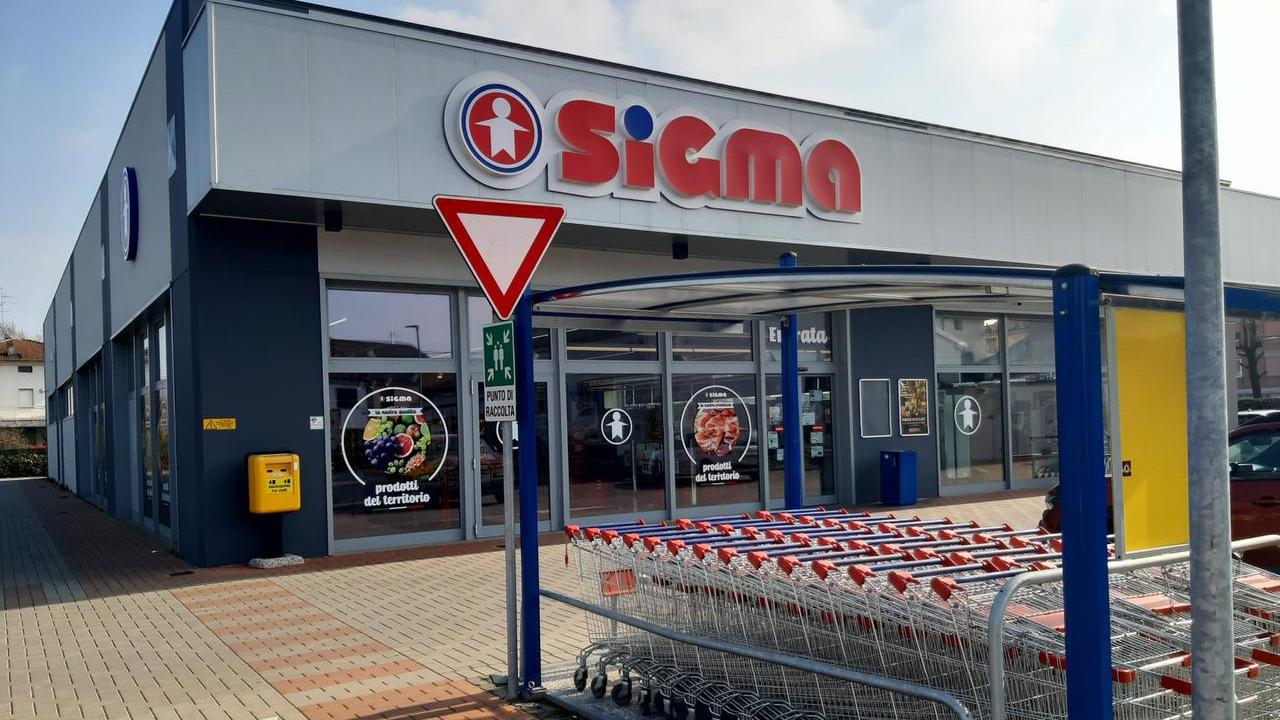L’ombra della crisi Realco anche sul Sigma di Rolo: mancano prodotti dagli scaffali, ma il negozio rassicura