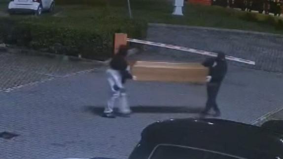 Prato, pesante condanna per la bara piazzata davanti all’hotel