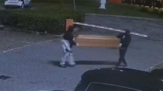 1° ottobre 2024: due uomini piazzano la bara davanti al Wall Art di viale della Repubblica