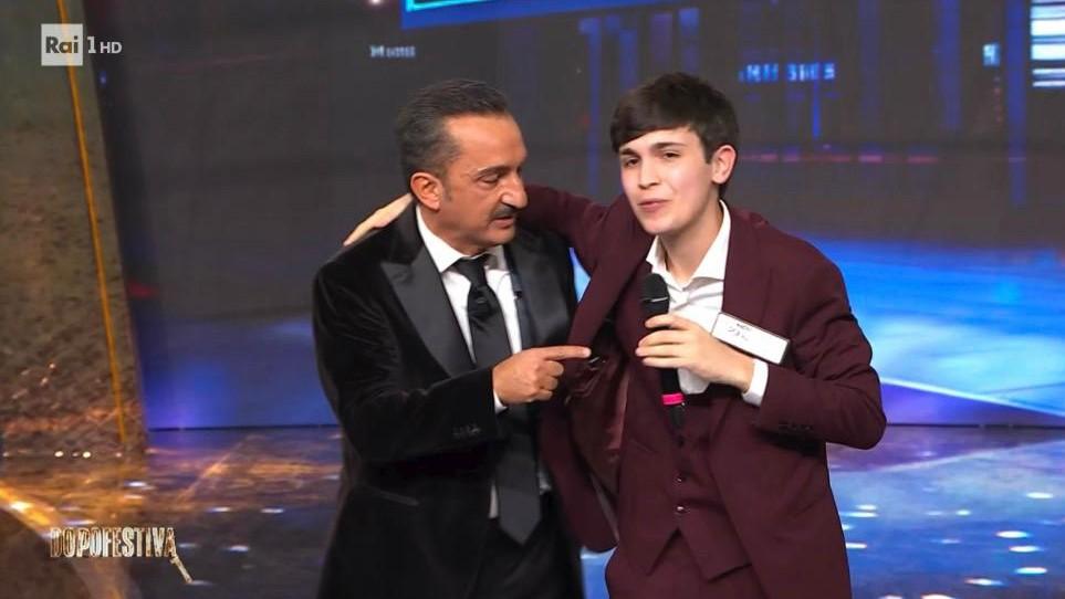 Matteo Porru, l’annuncio al “Dopofestival” di Sanremo: «Condurrò un programma Rai con l’ultraleggero sui cieli d’Italia» – Guarda il Video