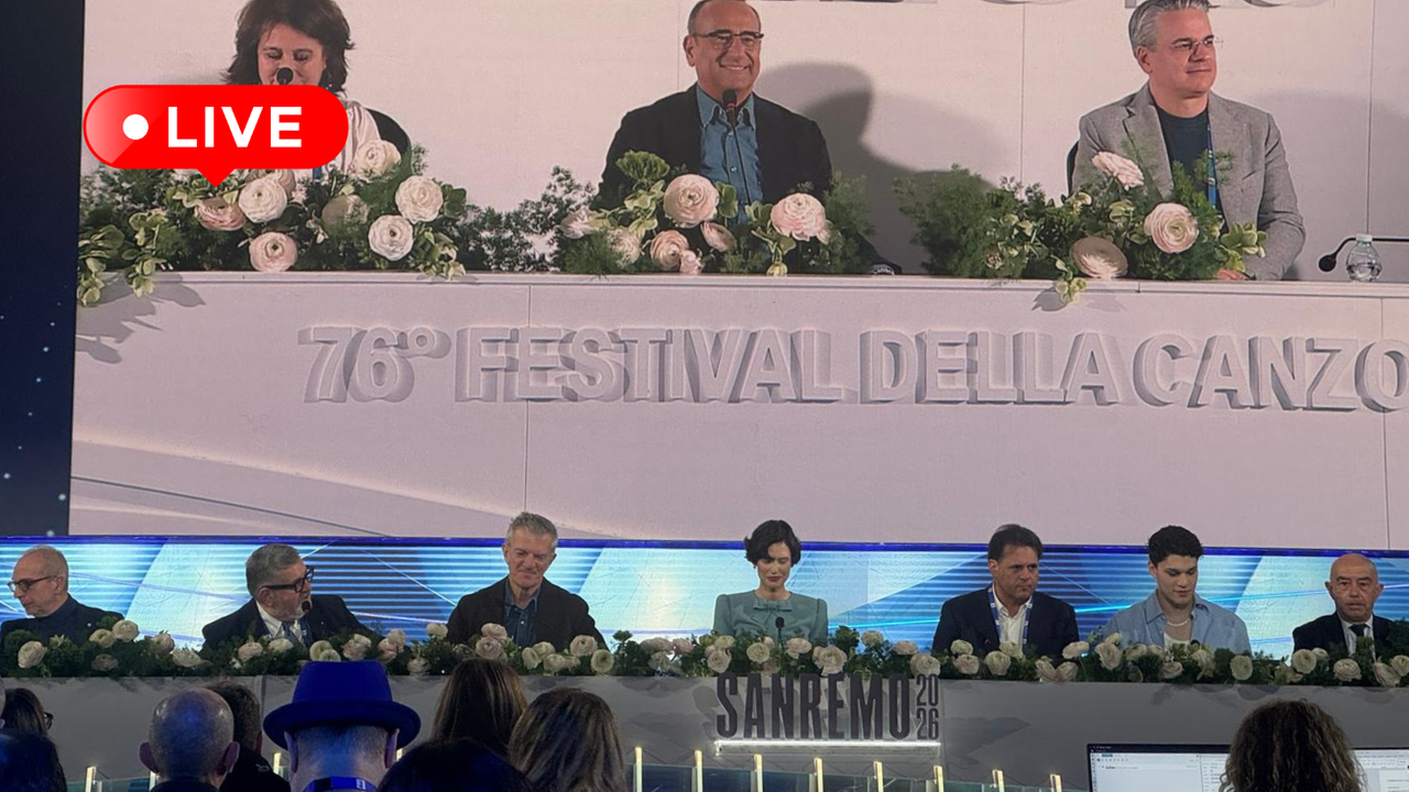 Sanremo 2026 LA DIRETTA, al via la conferenza stampa della quarta serata: Bianca Balti affiancherà il duo Conti-Pausini