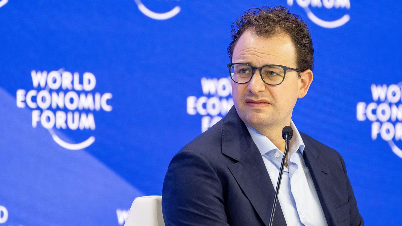 Anthropic sfida il Pentagono, Dario Amodei: «Non potete usare l’AI Claude per le armi autonome e per controllare i cittadini»