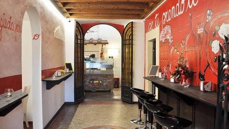 L’interno del ristorane Zio Peperone ora non più attivo in piazza Mercatale