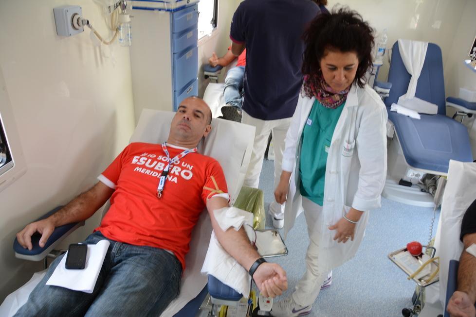 Licenziamenti a Meridiana, decine di “esuberi” donano il sangue 