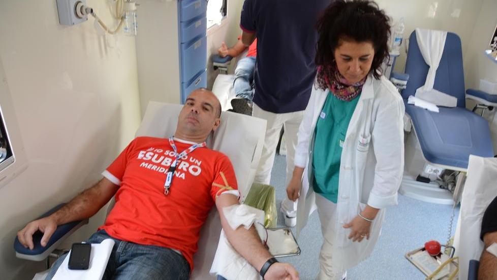 Licenziamenti a Meridiana, decine di “esuberi” donano il sangue 