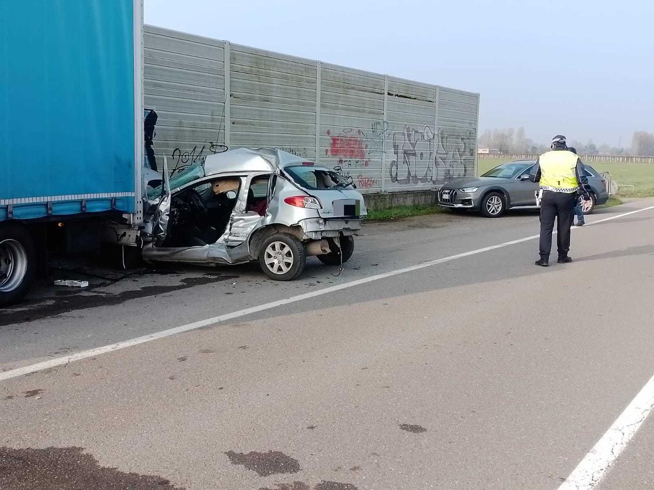 Correggio, scontro tra due auto: 22enne in gravi condizioni