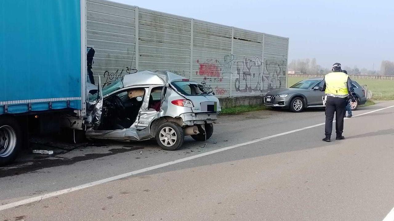 Correggio, scontro tra due auto: 22enne in gravi condizioni