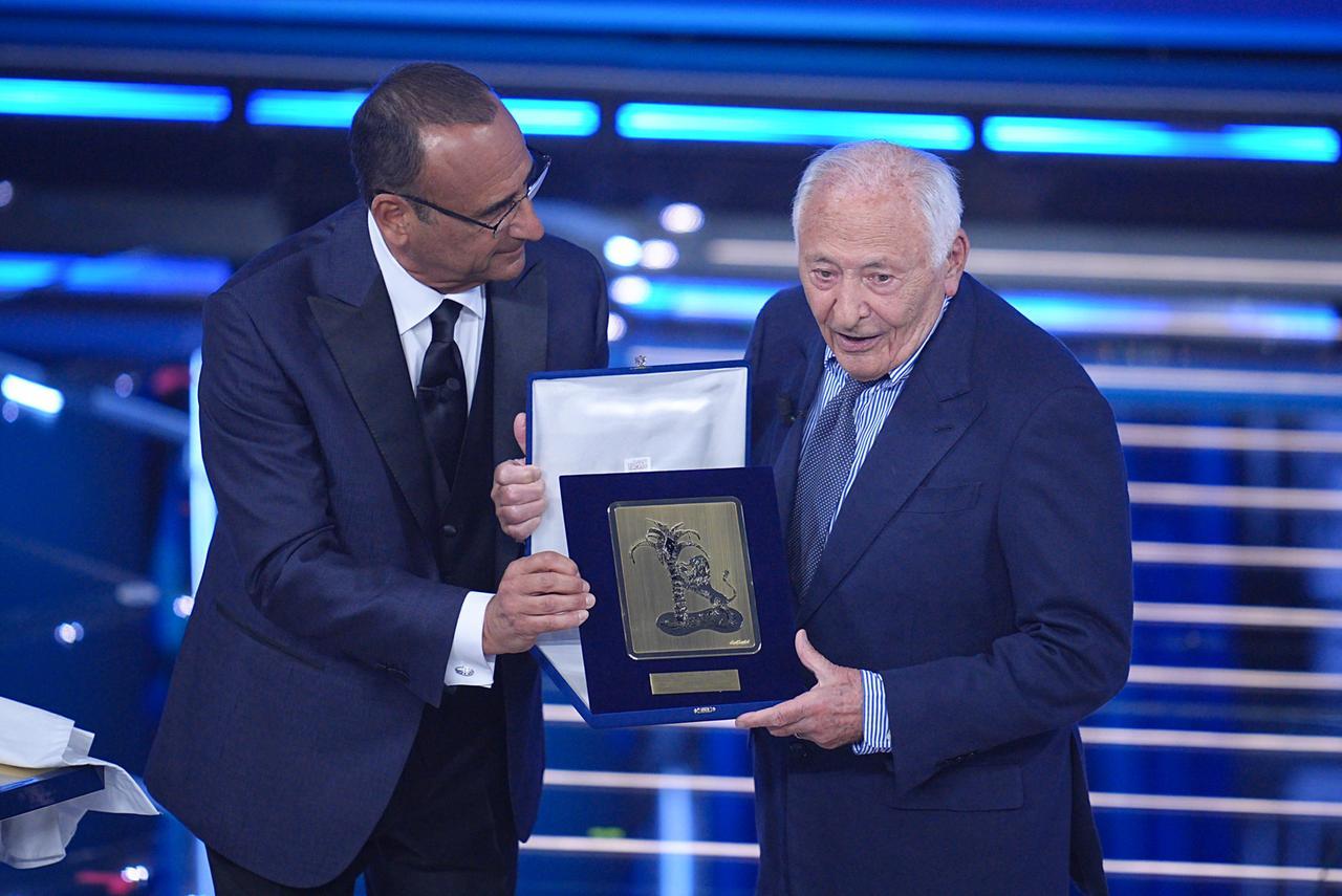 Sanremo, Mogol riparte sull’elicottero dei vigili del fuoco: è polemica. Lui: «Viaggio è andato benissimo» – Cosa è successo