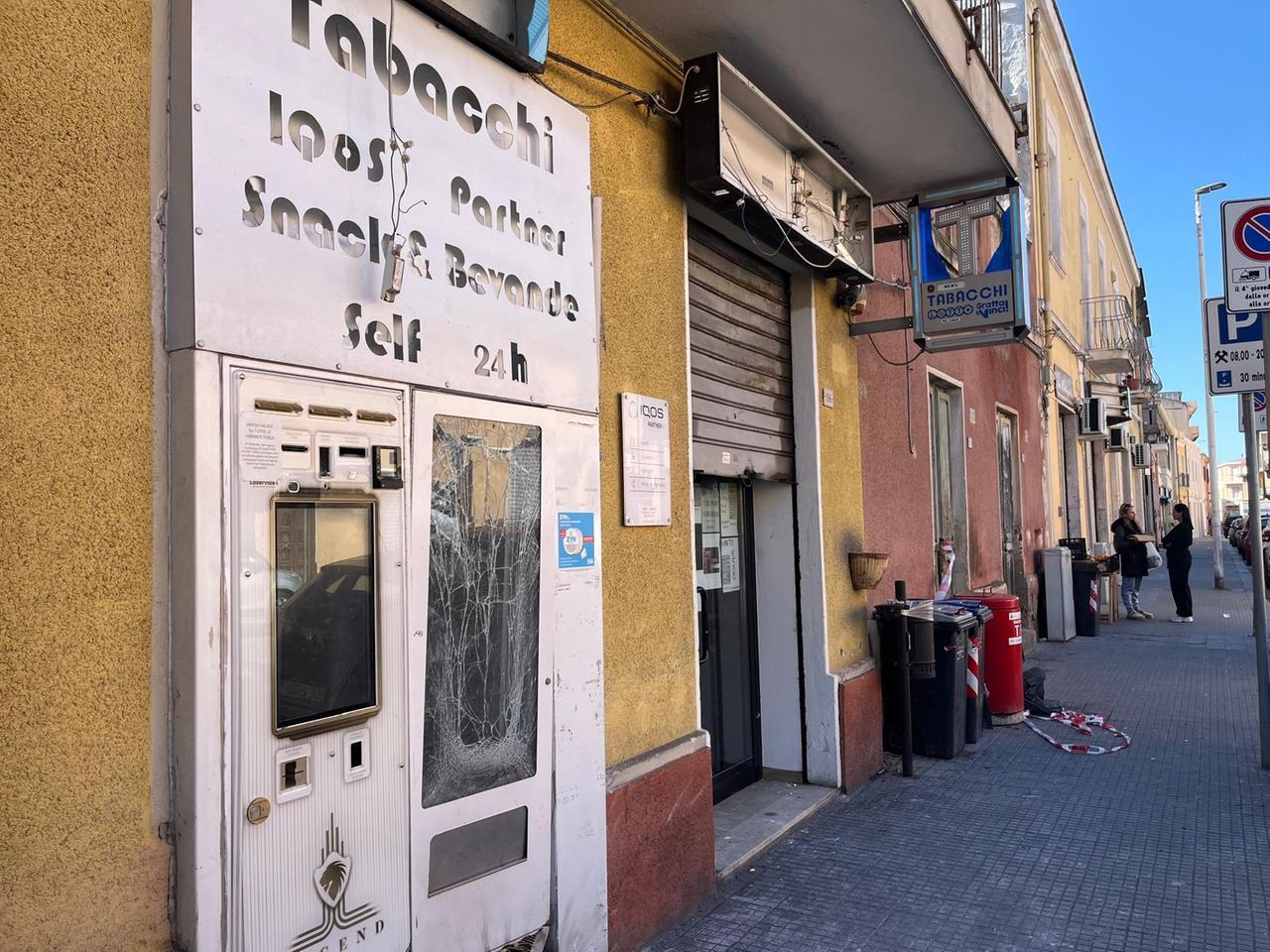 Bomba contro una tabaccheria: ferita una donna, danni alle auto in sosta