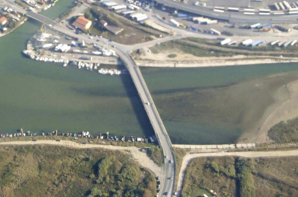 
	Il&nbsp;ponte sullo Scolmatore visto dall&rsquo;alto che sar&agrave; demolito e ricostruito (archivio Muzzi)

