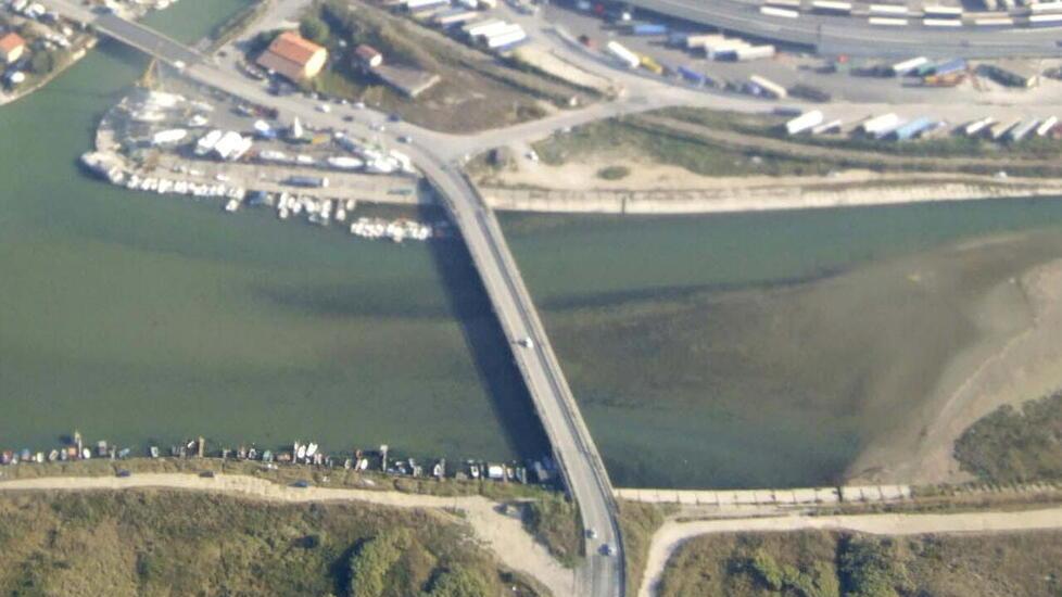 Il ponte sullo Scolmatore visto dall’alto che sarà demolito e ricostruito (archivio Muzzi)