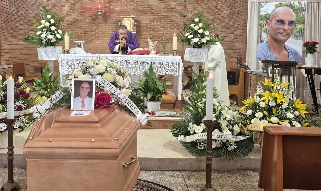 Pescatore morto in mare, Gorino lo saluta sulle note dei Queen