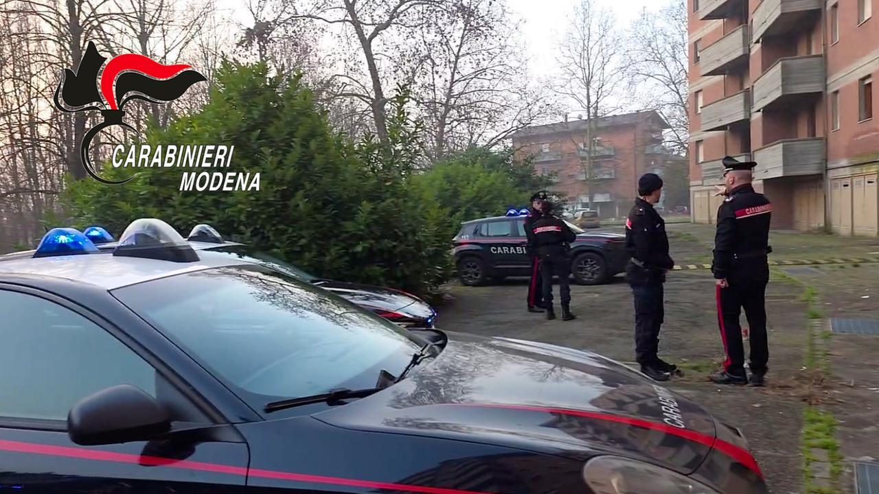 Nel palazzo-fantasma bivacchi, sporcizia e una pistola: sgomberati 5 appartamenti occupati – Video