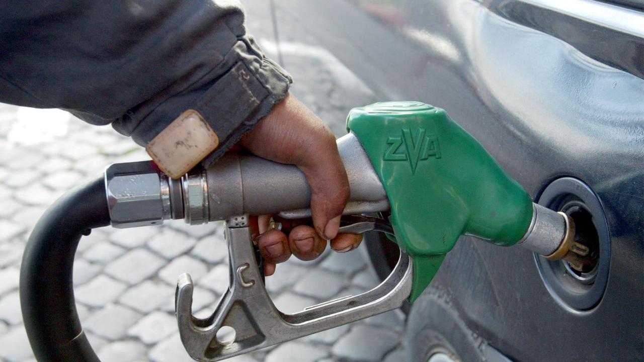 Carburanti, c’è un nuovo aumento dei prezzi: salgono i costi di benzina e gasolio – i dettagli