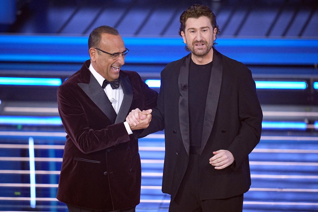 Sanremo 2026, la serata delle cover: apre Laura Pausini, poi si balla con “Aserejé” – Diretta