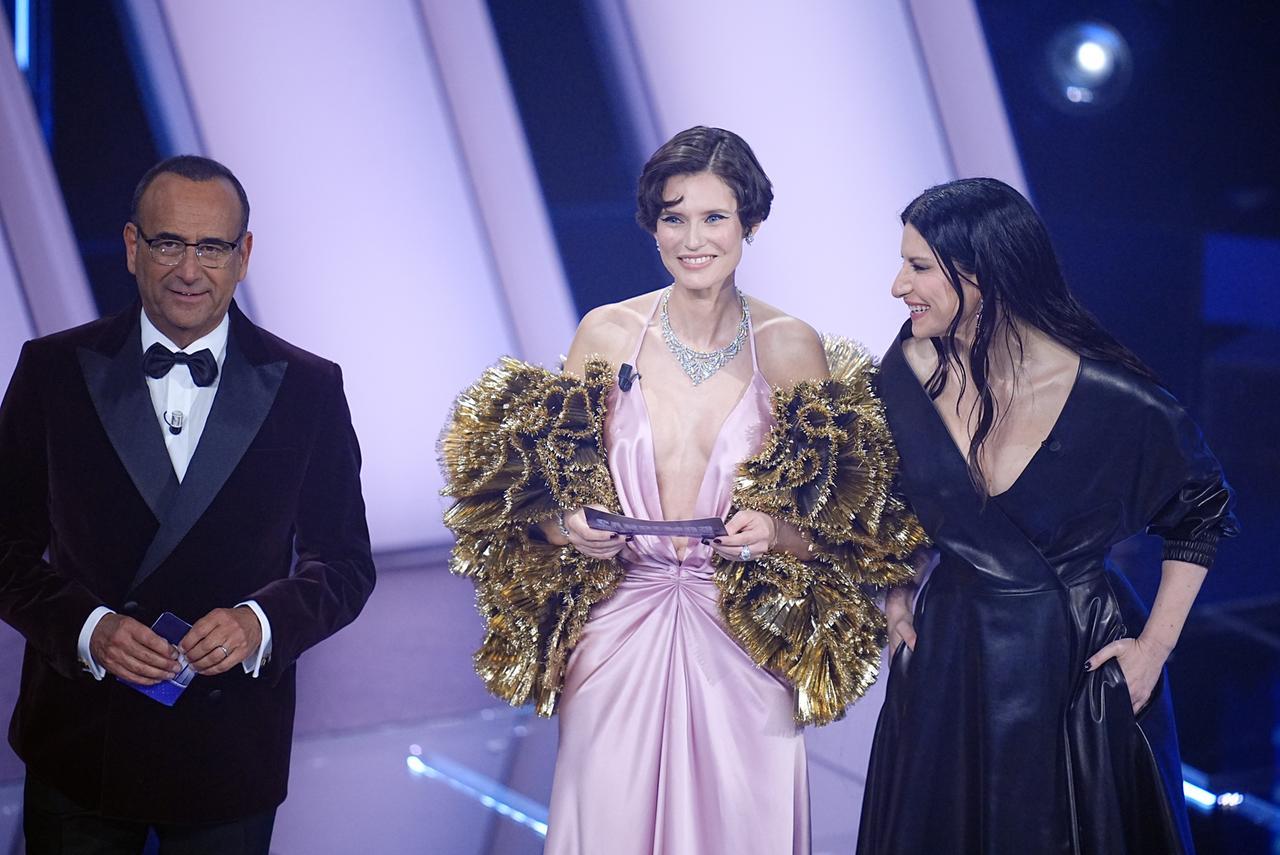 Sanremo 2026, serata cover: il bacio fra Levante e Gaia, la canzone contro la guerra di Dargen (e Pupo) e la sorpresa Morandi – Diretta