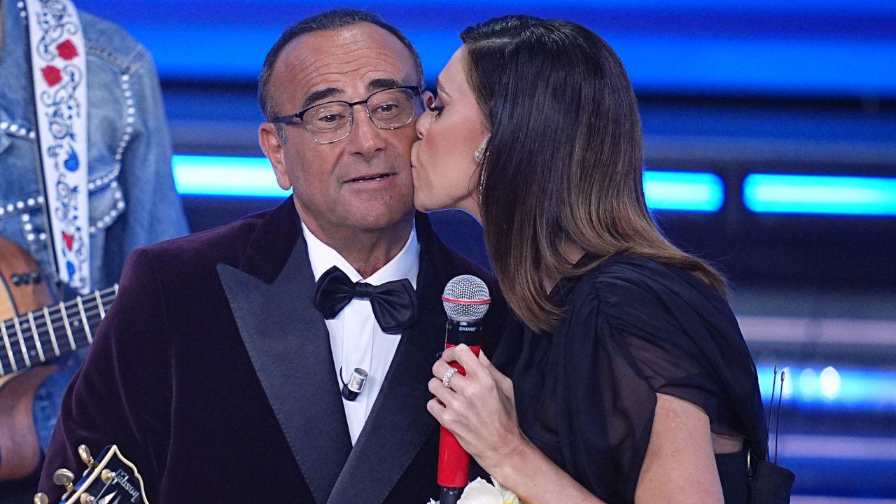 Sanremo 2026, serata cover: il bacio fra Levante e Gaia, la sorpresa Morandi e TonyPitony show– Diretta