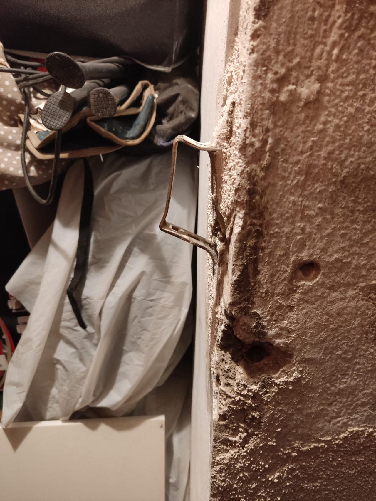 Emergenza cantine occupate: in un condominio di via Ceva per scassinarne una danneggiano il muro