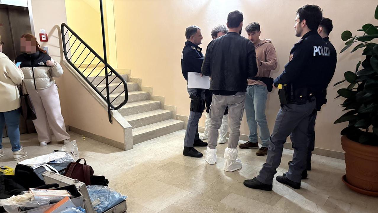 La polizia all’interno del palazzo di via Grande dove ha sede lo studio di Massimo Galli (foto Stick)